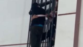 Yangın merdivenine sıkıştı, ailesi düşmemesi için çarşafla demire bağladı