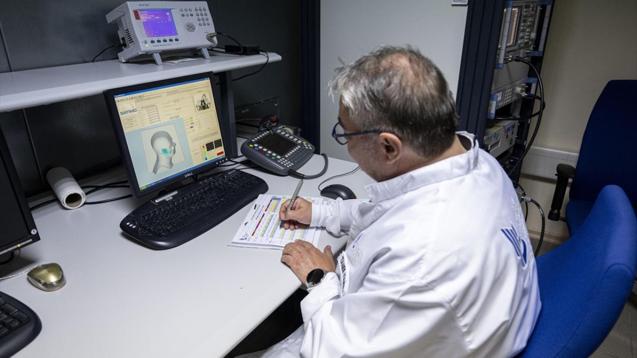 Deşarj testinde 3 bin voltluk elektrik cep telefonuna veriliyor