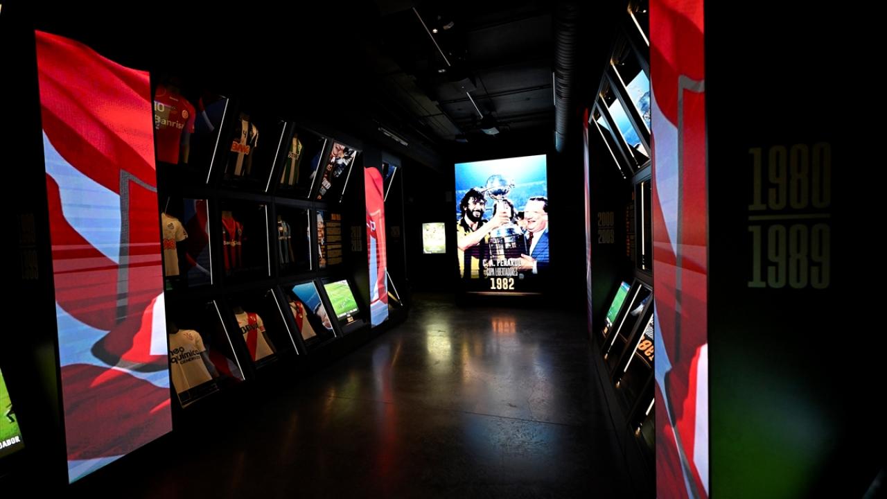 Efsane isimlerin formalarının yanında ay yıldızlı forma da müzede sergileniyor