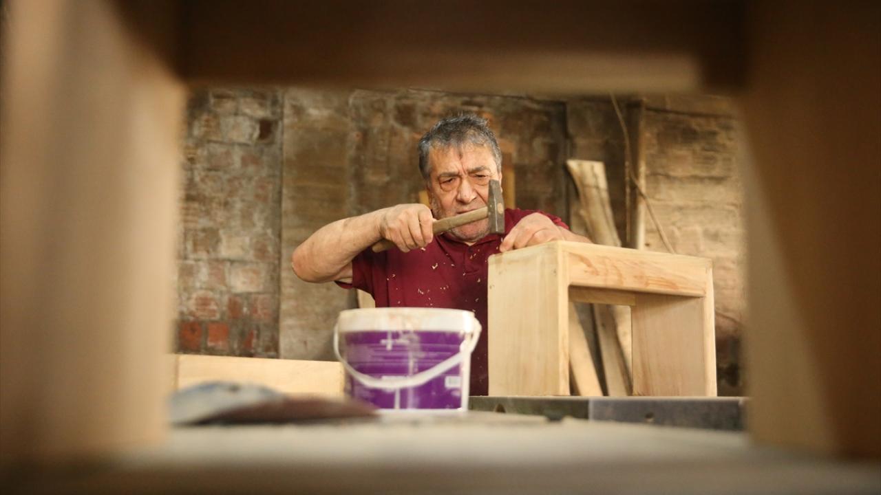 Arı kovanı, oturma grupları ve kapı imal ediyor