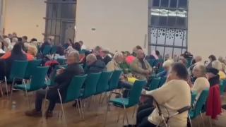 Almanya'da bomba tahliyesi sırasında evini terk eden insanlar camiye sığındı