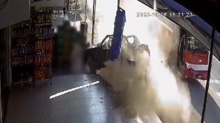 Diyarbakır'da yolcu otobüsü park halindeki araca çarptı