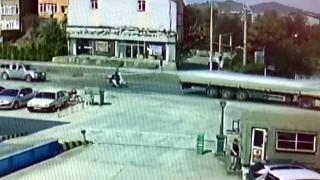 Geri manevra yapan tır motosikletliyi metrelerce sürükledi