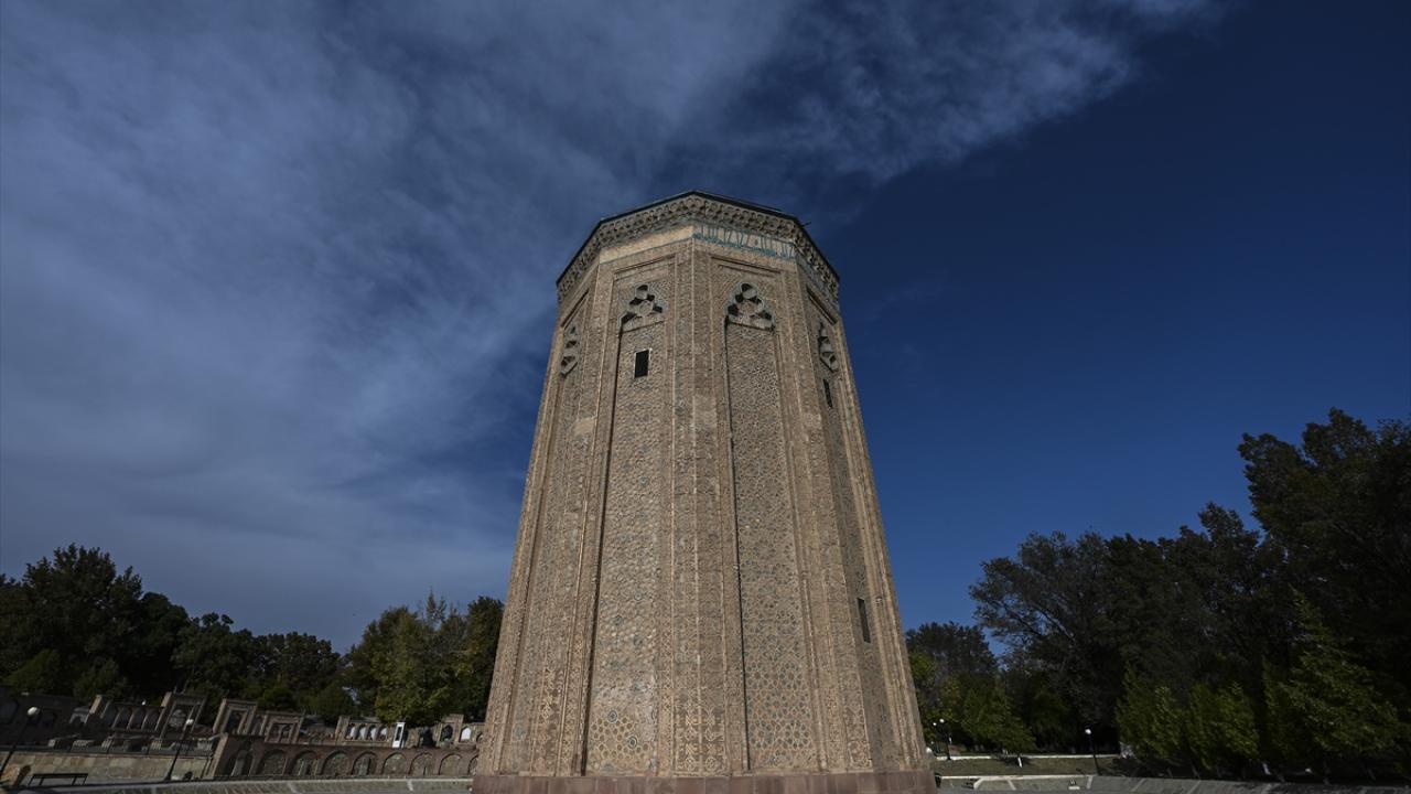 "Türbenin üzerinde 200`den fazla ayet bulunuyor"