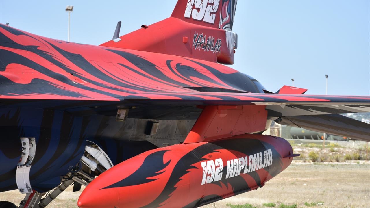 Kırmızı-siyah kaplan desenli boyamaya sahip F-16 ilgi odağı