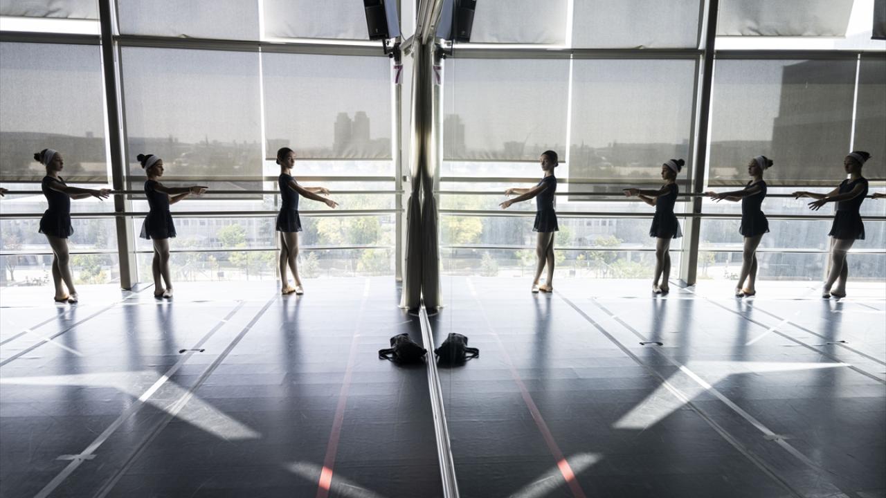 Buz pateninde 12 madalya sahibi bale öğrencisi Mavi Ay'ın hedefi milli sporcu olmak