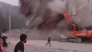 Yıkım sırasında bina iş makinesinin üzerine çöktü: O anlar kamerada