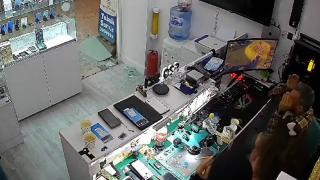 Cam kapı böyle kırıldı