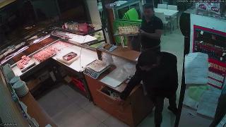 Kasayı soyan hırsızı fırın tepsisiyle durdurdu