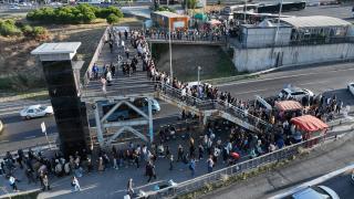 Üniversite öğrencilerinin otobüs kuyruğu metrelerce uzadı