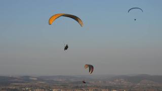 Yamaç paraşütüyle gökyüzünün tadını çıkardılar