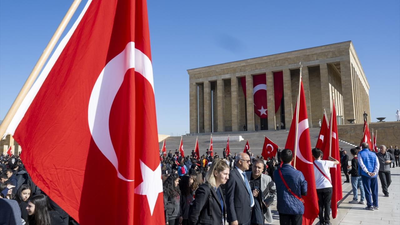 Vali Şahin, Ankara`nın başkent oluşunun 100. yılı dolayısıyla Anıtkabir`i ziyaret etti