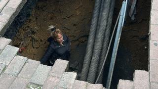 Yolda yürürken kaldırım çöktü