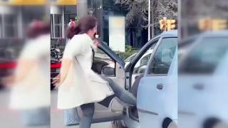 Uyardığı kadın tarafından aracında darp edildi