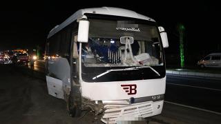 İzmir'de işçi servisleri ile otomobilin karıştığı kaza kamerada