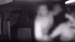 Taksiciye kaldırım taşı ile gasp girişimi araç kamerasına yansıdı