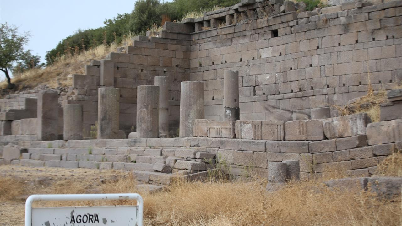 Assos Antik Kenti`nde arkeologlar "Doğu Çeşmesi"ni açığa çıkarıyor