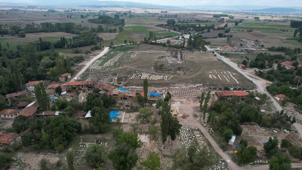 Tavşanlı Höyük`te "yanarak korunmuş insan beyni ve derisi" keşfi