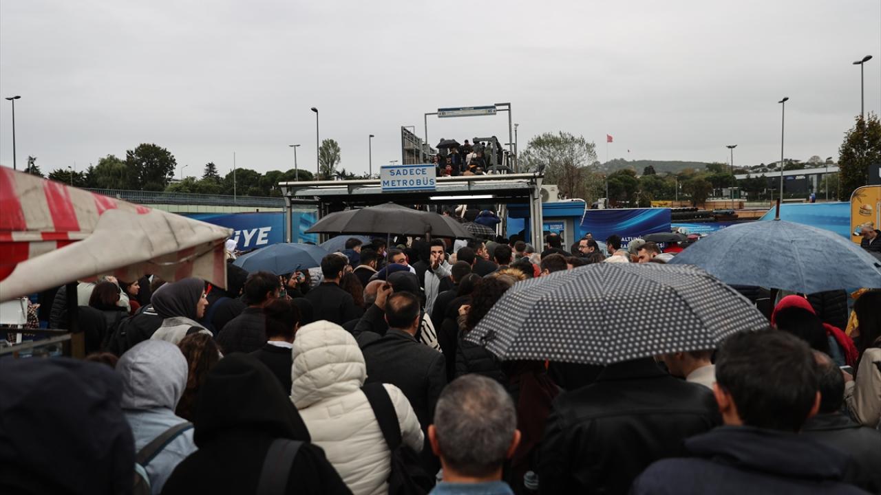 Uzunçayır aktarma noktasında yoğun kalabalık oluştu