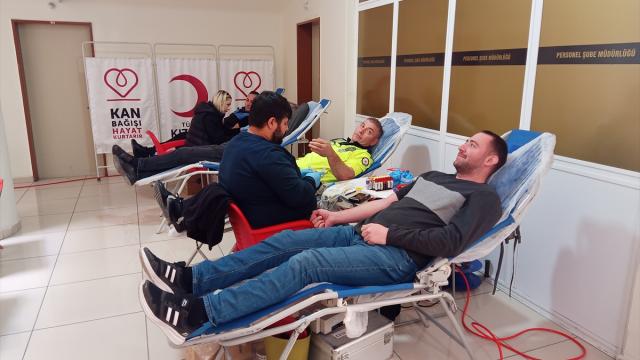 Amasya'da polisler Cumhuriyet'in 100. yılı dolayısıyla 100 ünite kan bağışladı