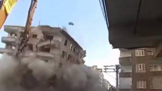 Diyarbakır'da 8 katlı bina yıkım sırasında çöktü