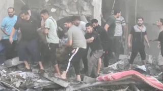 Mülteci kampındaki Gazzeliler, hayatta kalanları arıyor