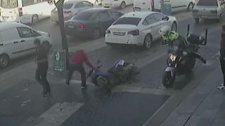 Polisi görünce 12 yıl muayenesiz kullandığı motosikleti bırakıp kaçtı