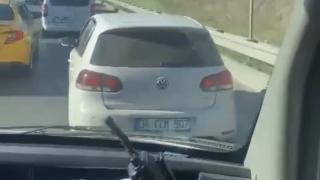 Ambulansa hem yol vermedi hem de çarptı: O anlar kamerada