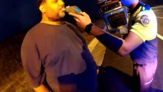 Seyir halinde canlı yayın yapınca jandarmaya yakalandı