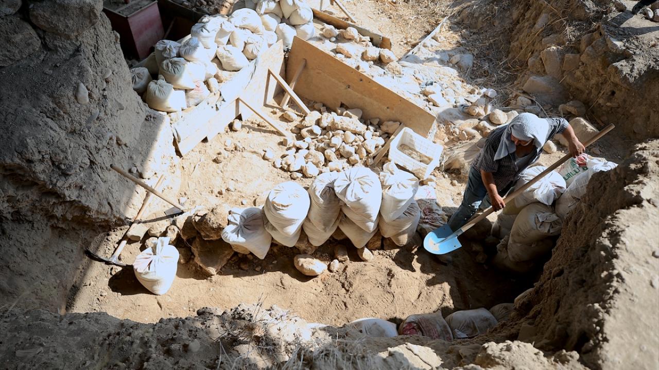 Olba`da milattan sonra 2. yüzyıla ait kadın heykeli