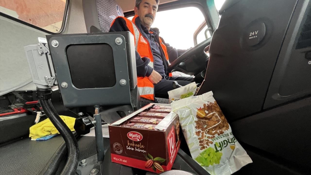 Kar timlerine helva ve kuru üzüm dağıtılıyor