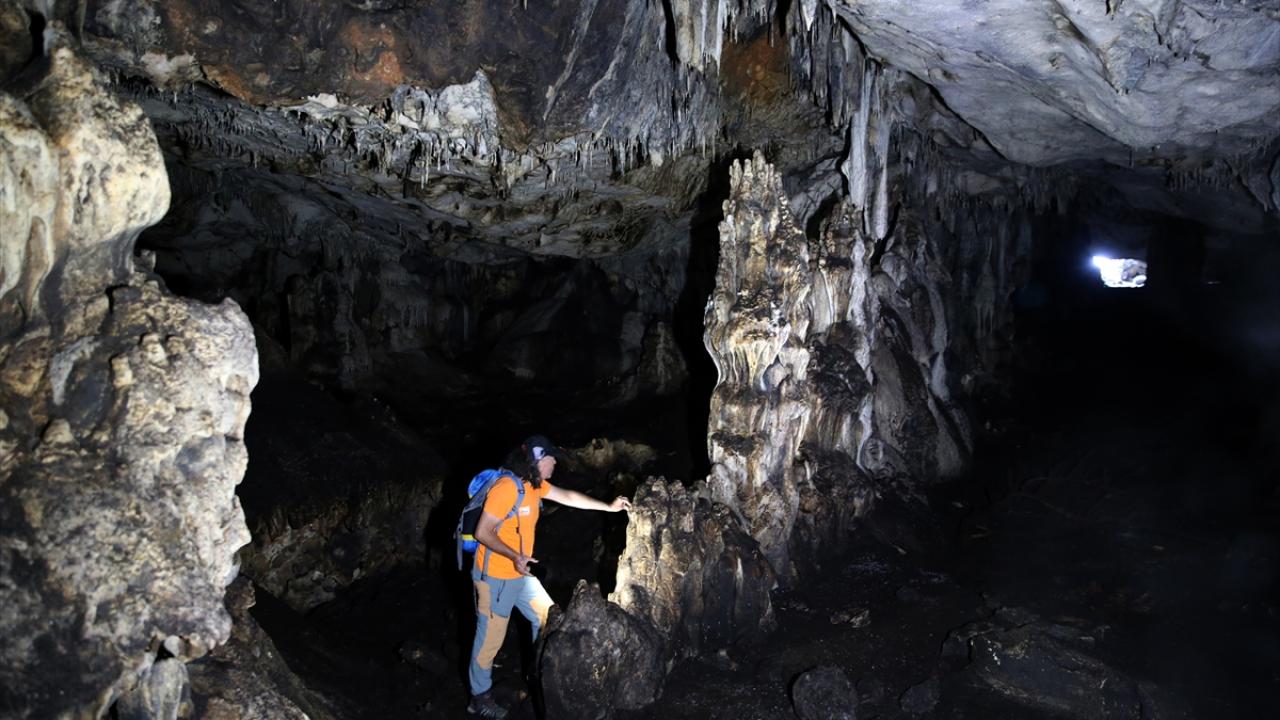 Adaya ulaşmak için kürek çekiyorlar
