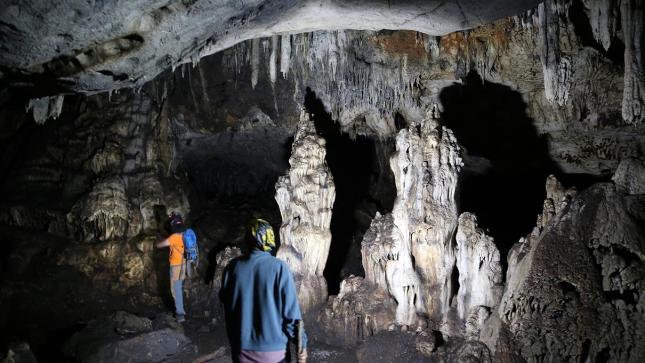 "Gölün içinde bir toprak parçası ve bunun da içinde bir mağara"