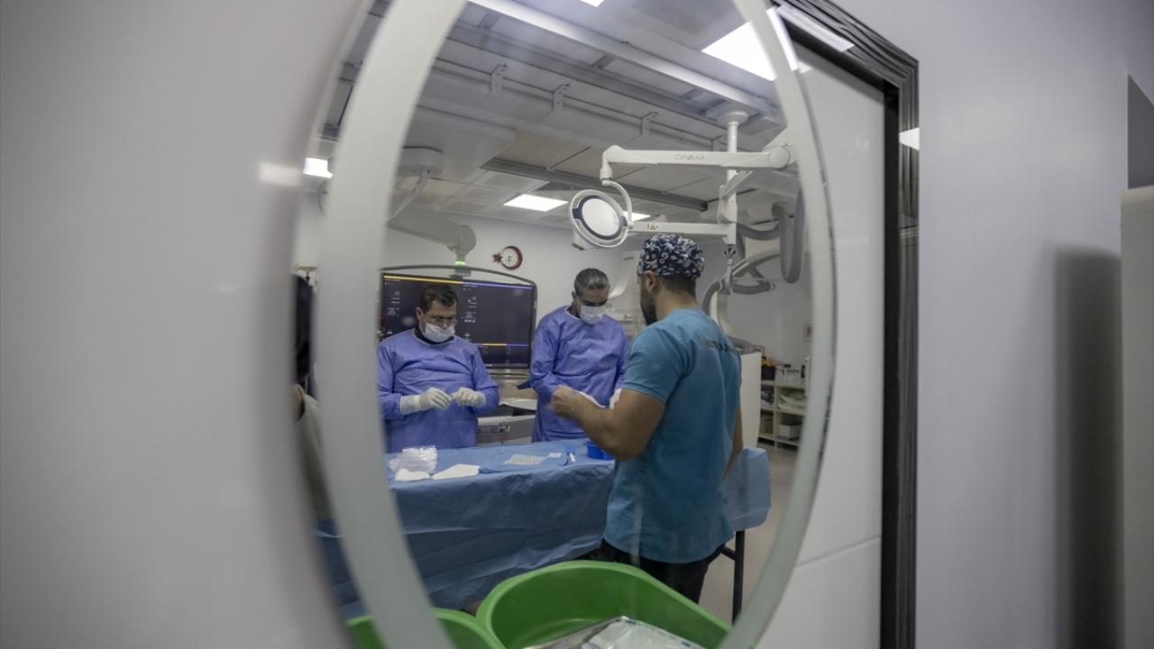 "Kasıktan girerek beyindeki tıkalı damarı açıyoruz"