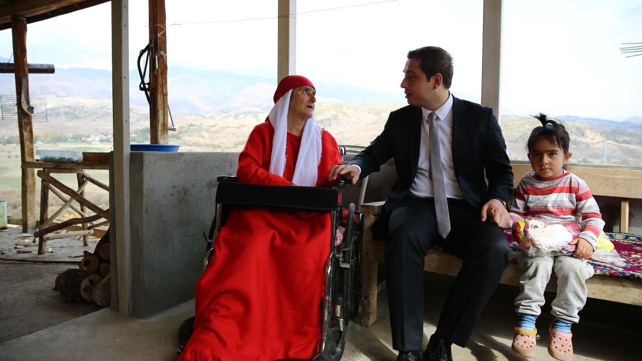 "Hem elbiseleri renkli hem de kendisi çok renkli bir kişiliğe sahip"