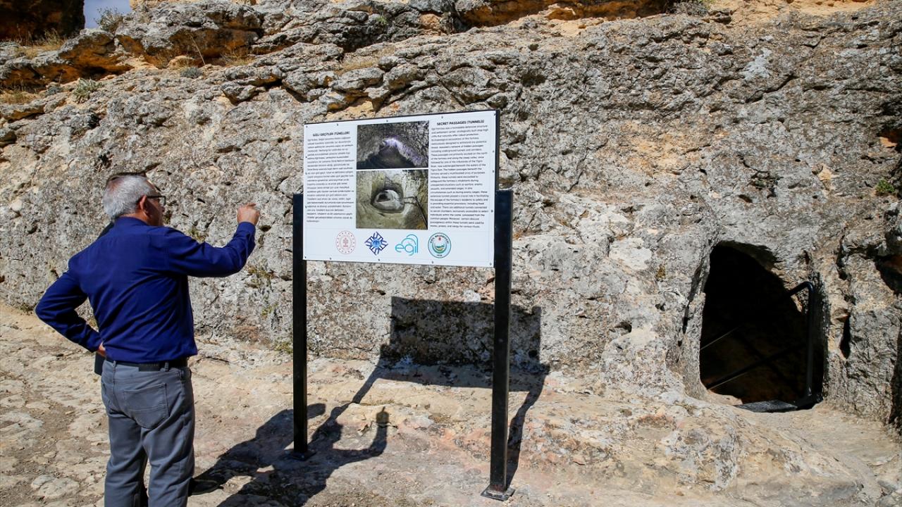 "Tüneller buranın savunma anlayışını ve önemini ortaya koymuştur"  Kazı Başkanı Prof. Dr. Vecihi Özkaya da kalenin doğal savunma imkanına sahip bir