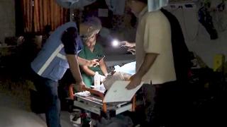 Gazze'de telefon ışığıyla ameliyat...