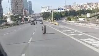 Seyir halindeki vinçten fırlayan lastik trafikte metrelerce ilerledi