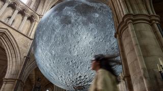Luke Jerram'ın "Museum of the Moon" isimli sanat eseri Londra'da sergileniyor