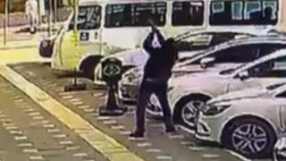 Baltayla park halindeki araçlara zarar verdi