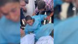 İsrail'in Gazze'ye yönelik saldırılarında yaralanan çocuk babasına veda etti