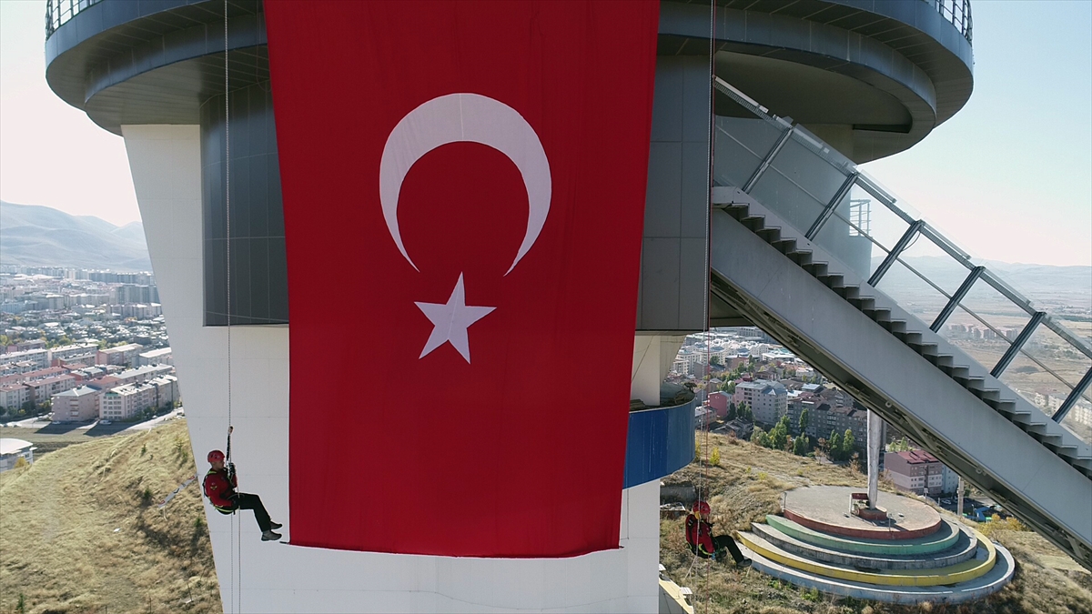 Atlama Kuleleri`ne Türk bayrağı asıp halatla indiler