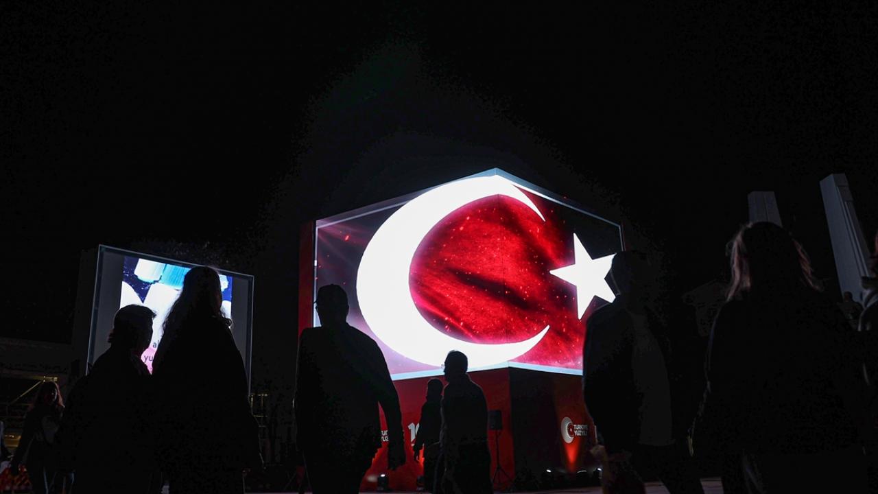 Bakırköy`de dev ekran kuruldu