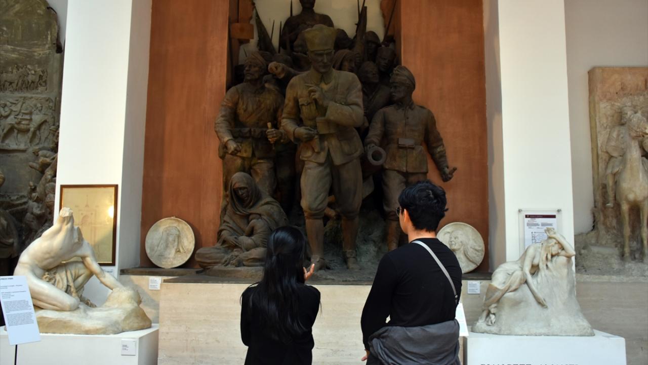 "Kemal Atatürk`ün büstünü 4 günde tamamlıyor"