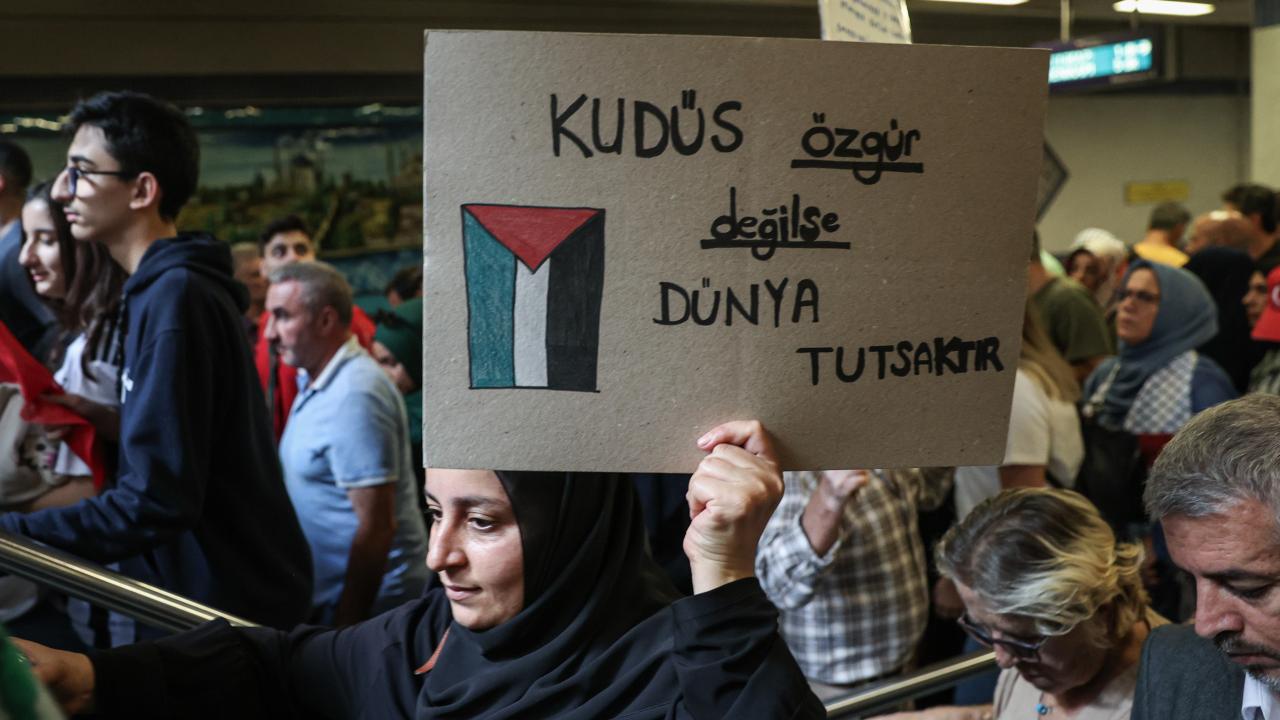 Vatandaşlar İsrail aleyhine sloganlar atıyor