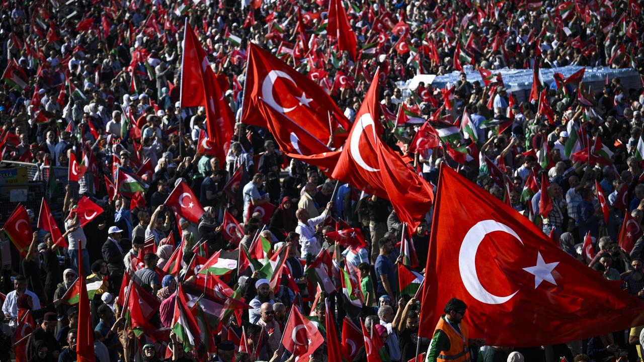 Katılımcıların kalabalık gruplar halinde alana gelişleri sürüyor