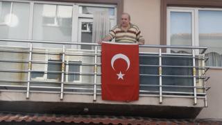'Bayrak asan dayı' Cumhuriyet'in 100. yılı için balkonda