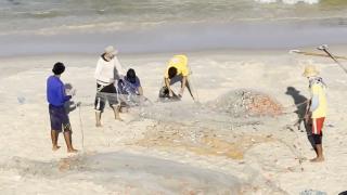Filistinli balıkçılar, ölümü göze alarak avlanmaya devam ediyor