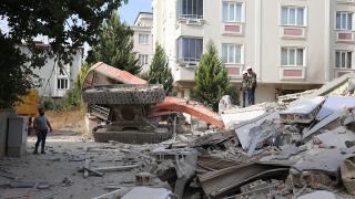 Ağır hasarlı bina iş makinesi üzerine devrildi: O anlar kamerada