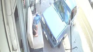 Uyuduğu kanepeye araba çarptı, ölümden döndü